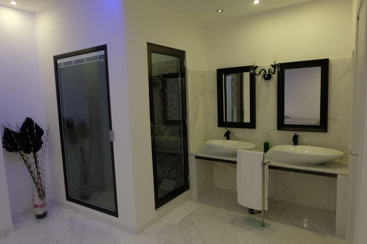 White Room Idromassaggio Su Richiesta Naples Luaran gambar