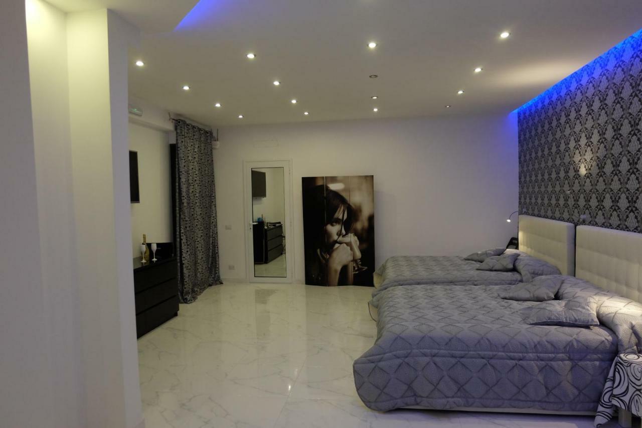 White Room Idromassaggio Su Richiesta Naples Luaran gambar